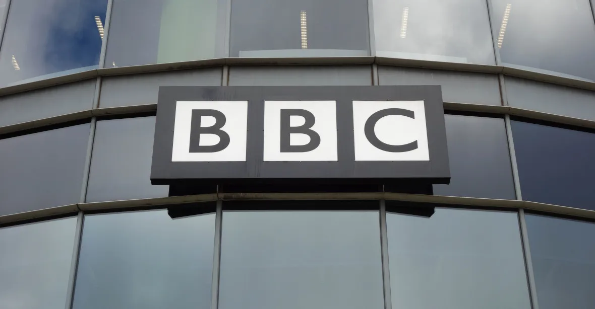 Moderátor BBC Denning usvědčený z pedofilních zločinů je po smrti. Byl souzený i v Česku