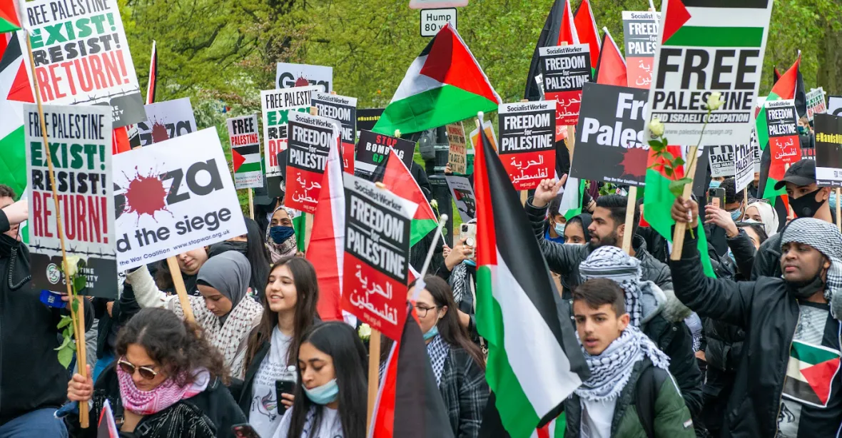 Britskými městy pochodovaly davy muslimů podporující Palestinu