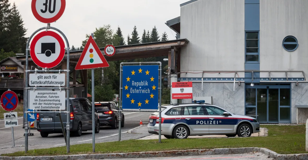 Rakousko zavádí kontroly na hranicích s Českem. „Očekávaná reakce na Německo,“ řekl Rakušan