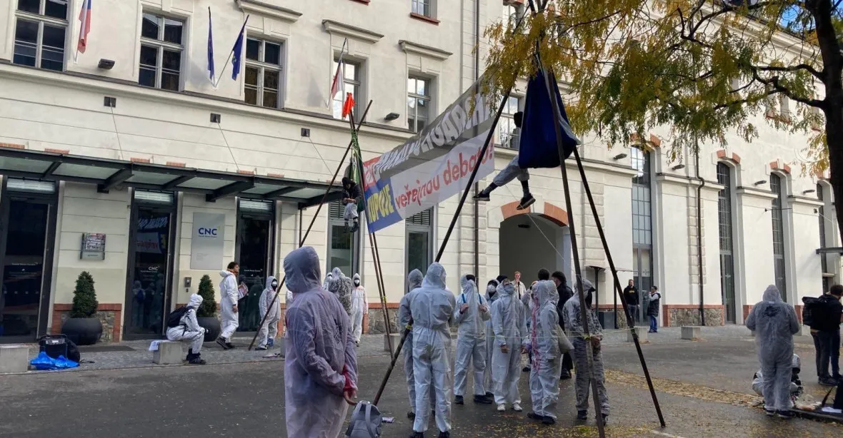 Aktivisté protestovali proti mediálnímu vlivu Křetínského. Musela zasahovat policie