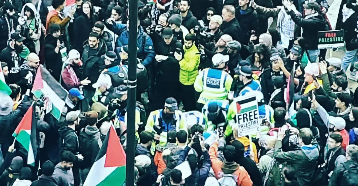 VIDEO: Propalestinští demonstranti napadli londýnskou policii