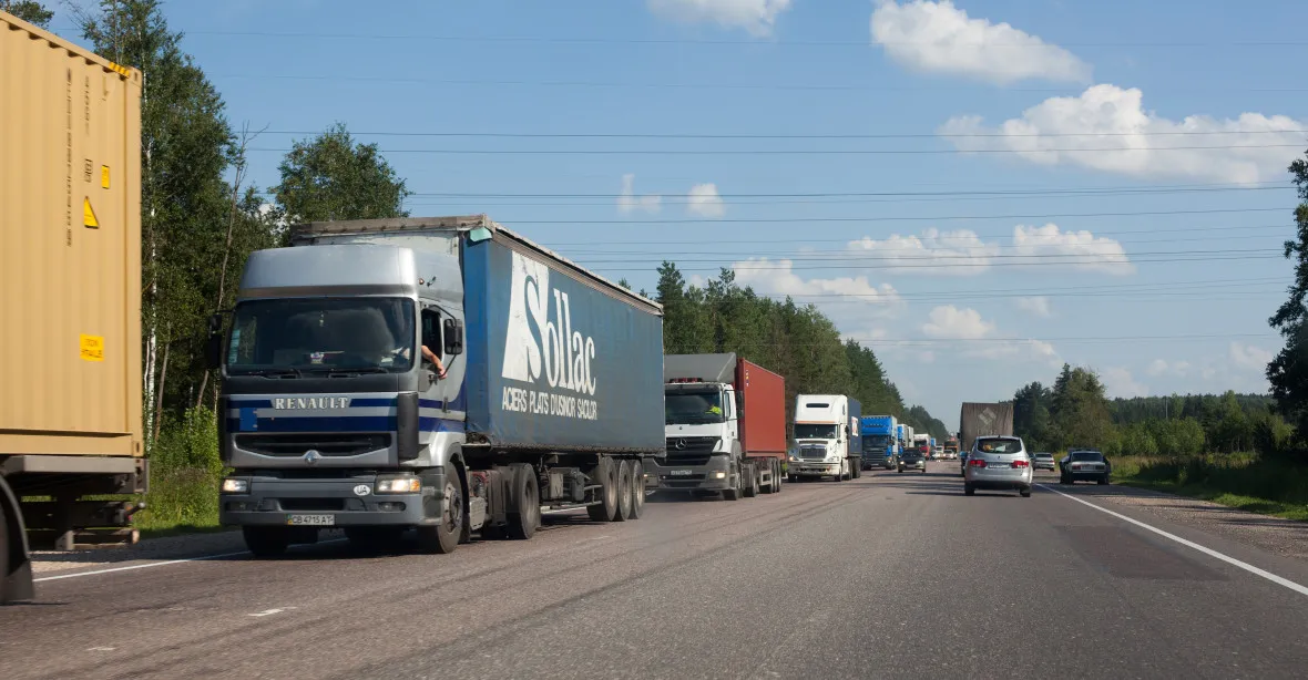 90 hodin čekání, kolona 28 kilometrů. Ukrajinsko-polské hranice blokovali autodopravci