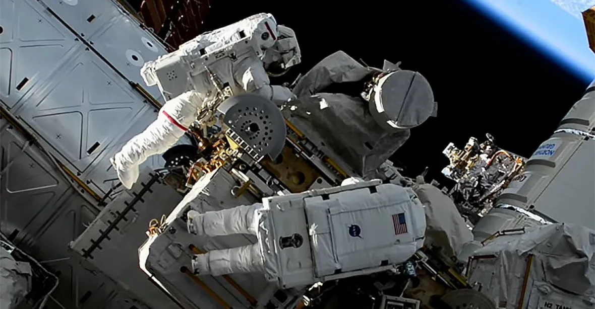 Astronautkám na ISS vyklouzla brašna s nářadím. Lze ji pozorovat dalekohledem