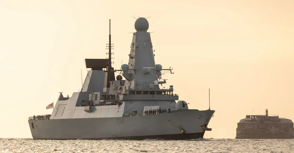 Húsíové tvrdí, že zaútočili drony na Izrael, britská loď zmařila v moři útok