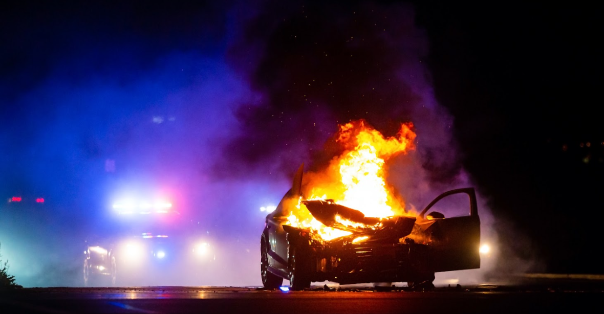 Vandalismus a žhářství v Nizozemsku. Hořelo 100 aut, desítky policistů utrpěly zranění