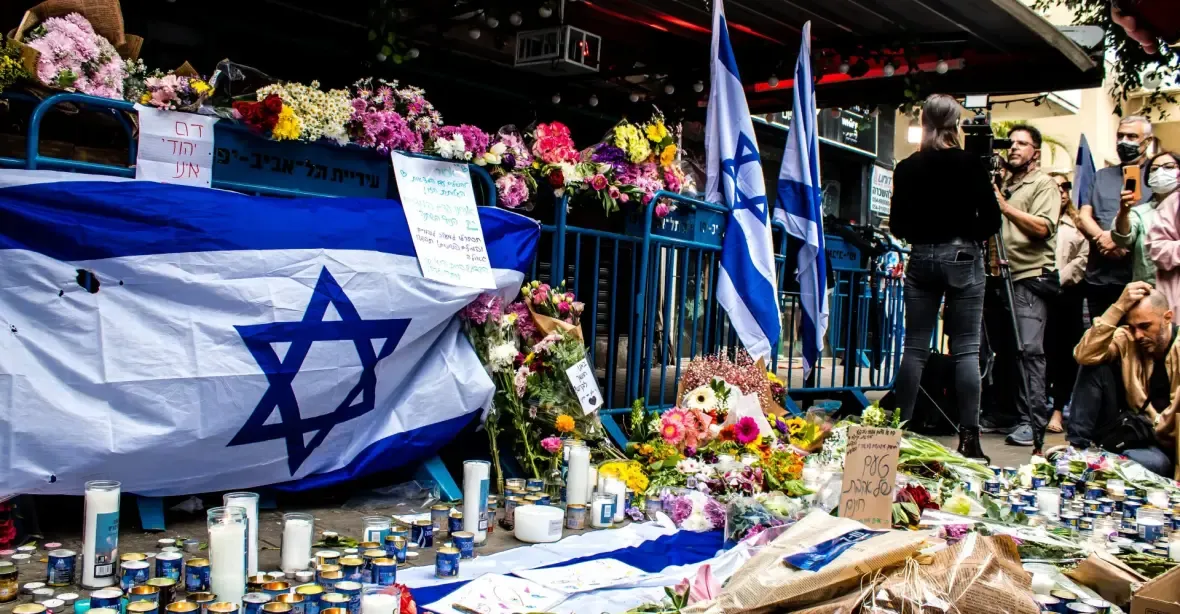Přeživší masakru na festivalu žalují izraelskou armádu a policii