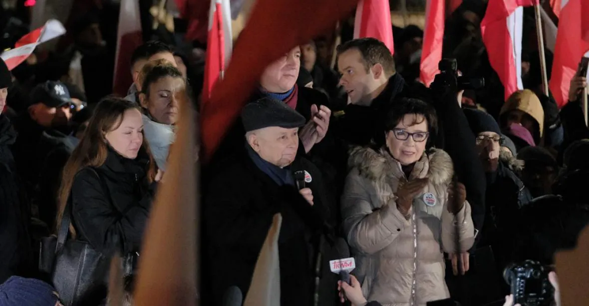 Obří demonstrace ve Varšavě. „Chtějí zničit Polsko, je to plán,“ řekl Kaczyński o vládě