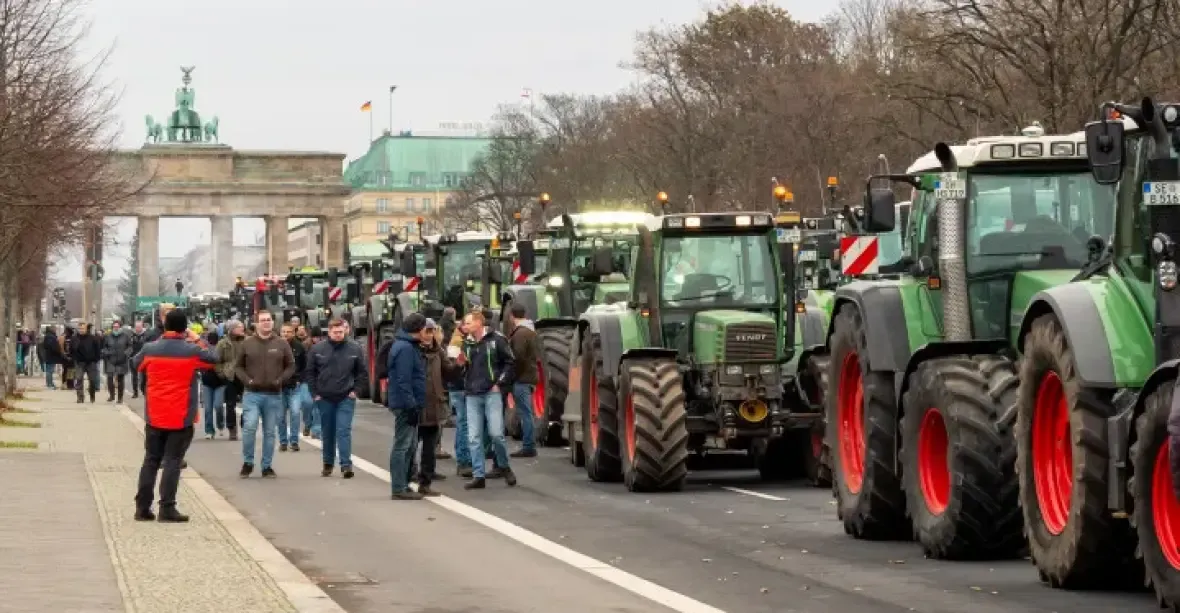 Němečtí farmáři opět zablokovali dálniční nájezdy. Na demonstraci v Norimberku se očekávají tisíce lidí
