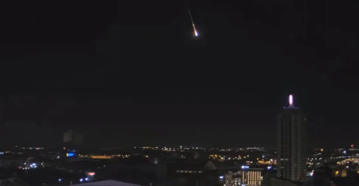VIDEO: Zářící koule nad Berlínem. Pád asteroidu zachytily kamery