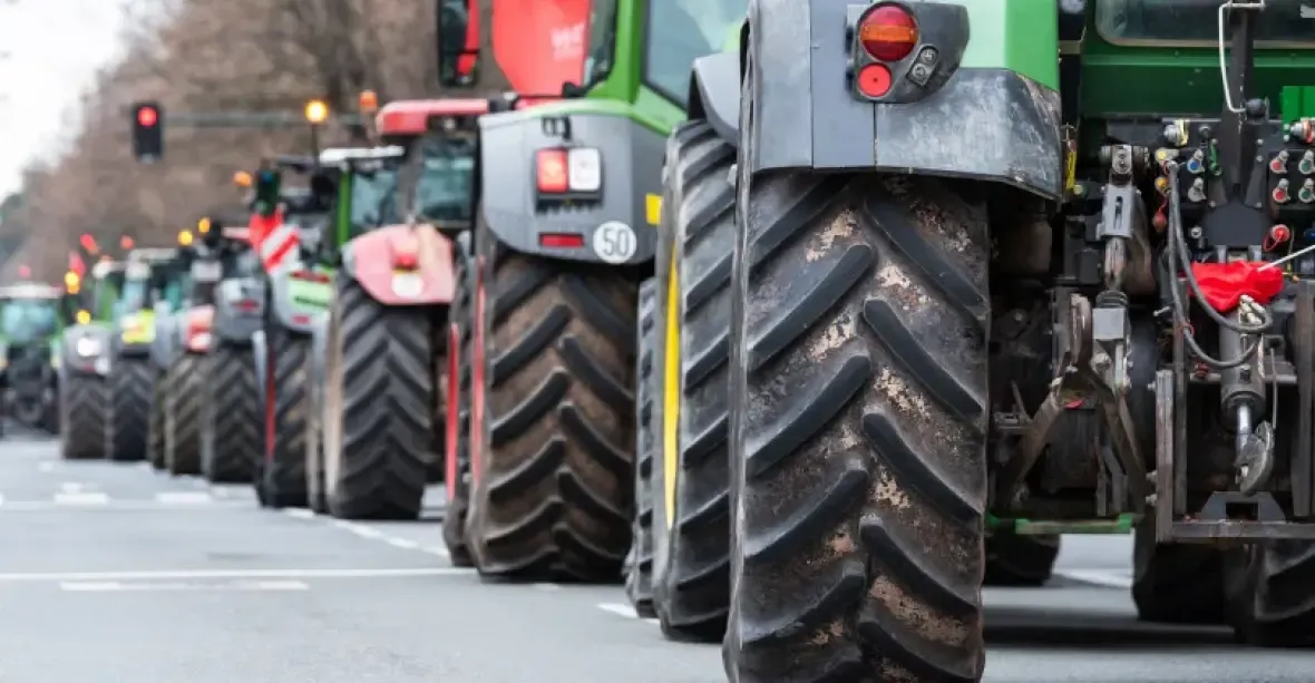 VIDEO: Polští farmáři s traktory vyjeli do ulic. Protestují proti Green Dealu a potravinám z Ukrajiny