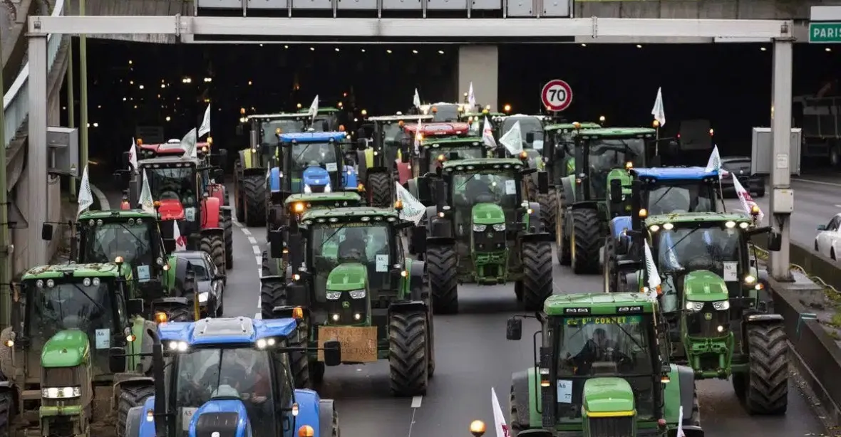 Protesty zemědělců se blíží k Paříži. „Chtějí po nás víc a víc. Práce už nás neuživí“