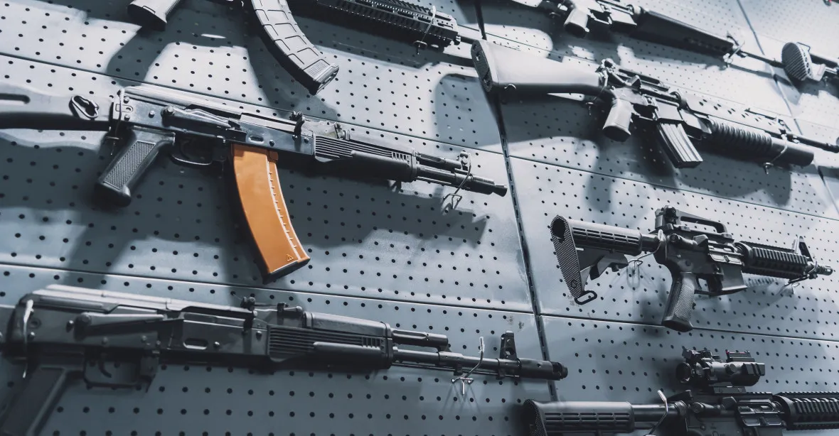 Sněmovna měsíc po střelbě na fakultě schválila nový zbraňový zákon. Umožní i zabavení zbraní