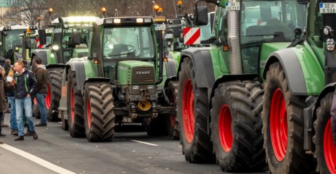 Farmáři sevřou Paříž do blokády
