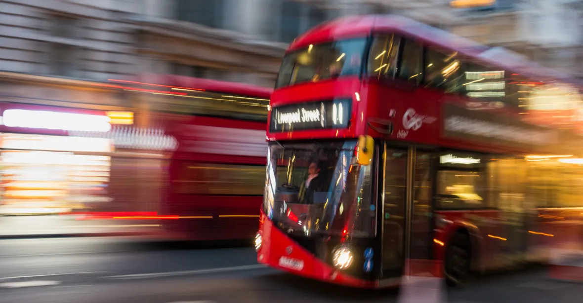 Patrový autobus narazil v centru Londýna do zastávky a zabil člověka