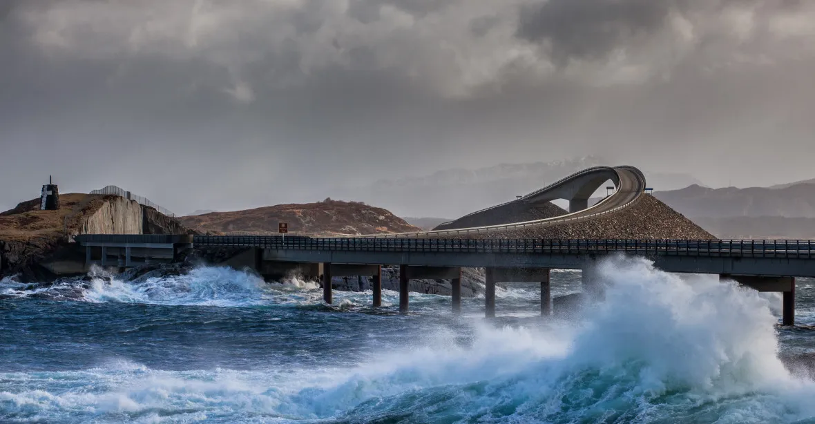VIDEO: Ingunn převrhla autobus a rozhoupala most. Norsko se brání nejsilnější bouři za 30 let