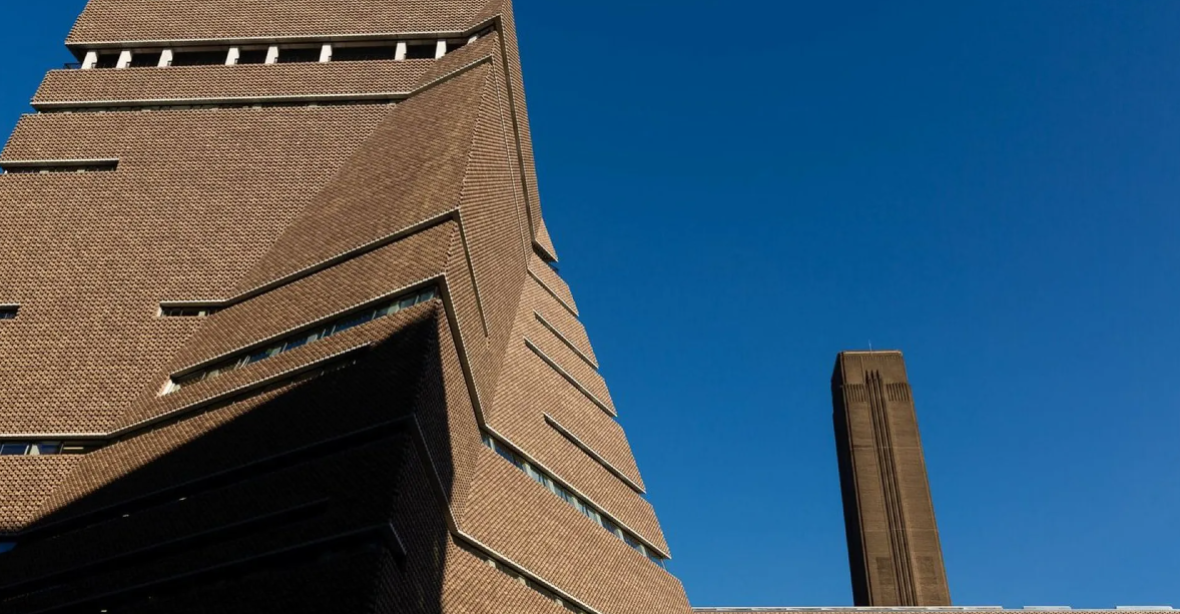 Po pádu z londýnské Tate Modern zemřel muž