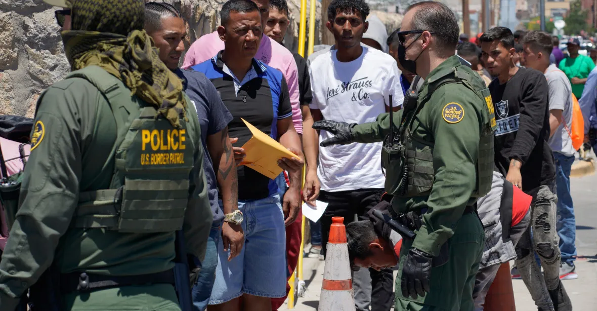 USA reagují na migrační krizi, Mexičany deportují stovky kilometrů od své hranice