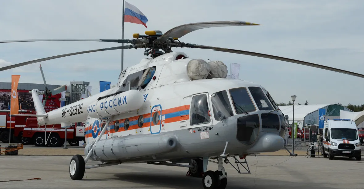 Tři lidé zemřeli po pádu vrtulníku Mi-8 do jezera na severozápadě Ruska