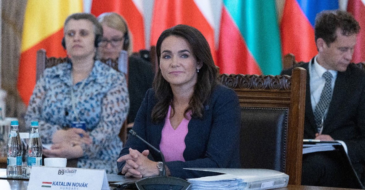 Maďarská prezidentka Nováková odstoupila. Před tím dala milost muži, který kryl pedofila