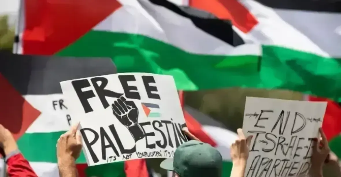 Podporovatelé Palestiny demonstrovali v Praze. Kritizovali politiky a média za podporu Izraele