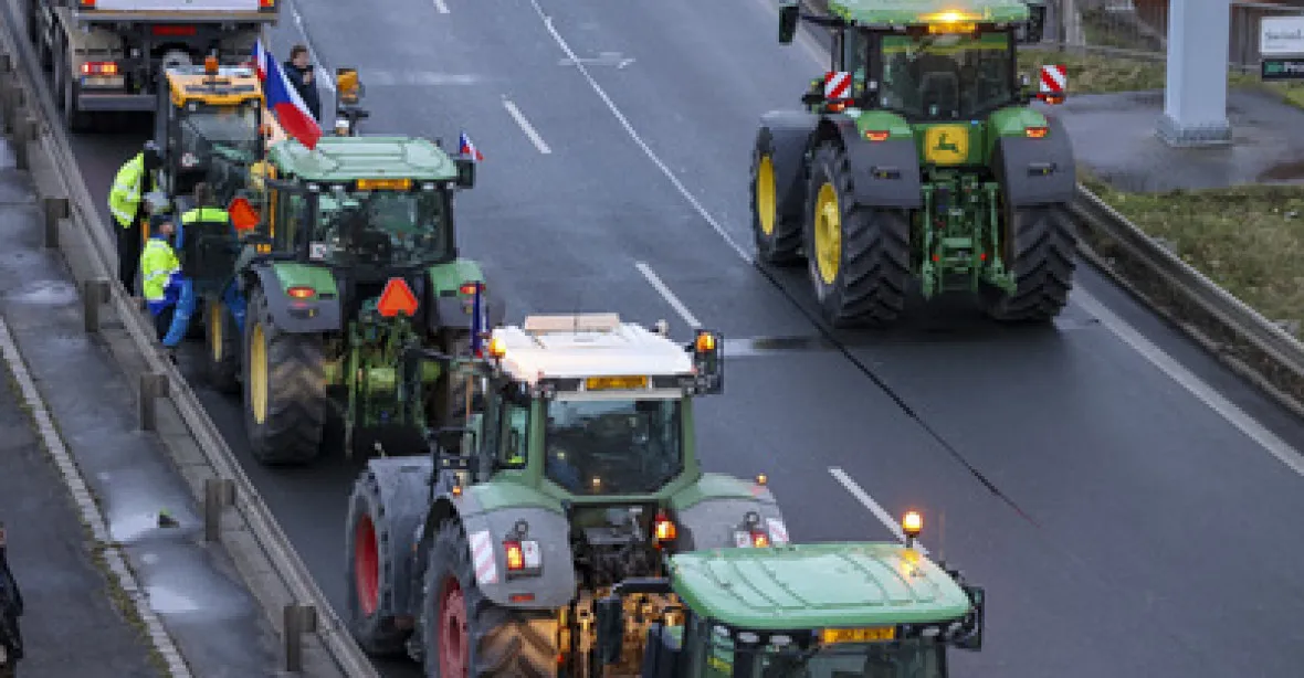 Tisíce traktorů zpomalily provoz i blokovaly hranice. Od Výborného přišla slova pochopení