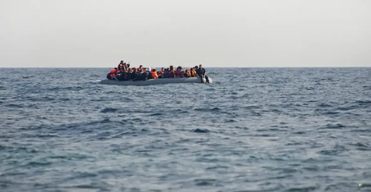 Člun s migranty ztroskotal krátce po vyplutí z Francie. Sedmiletá dívka utonula