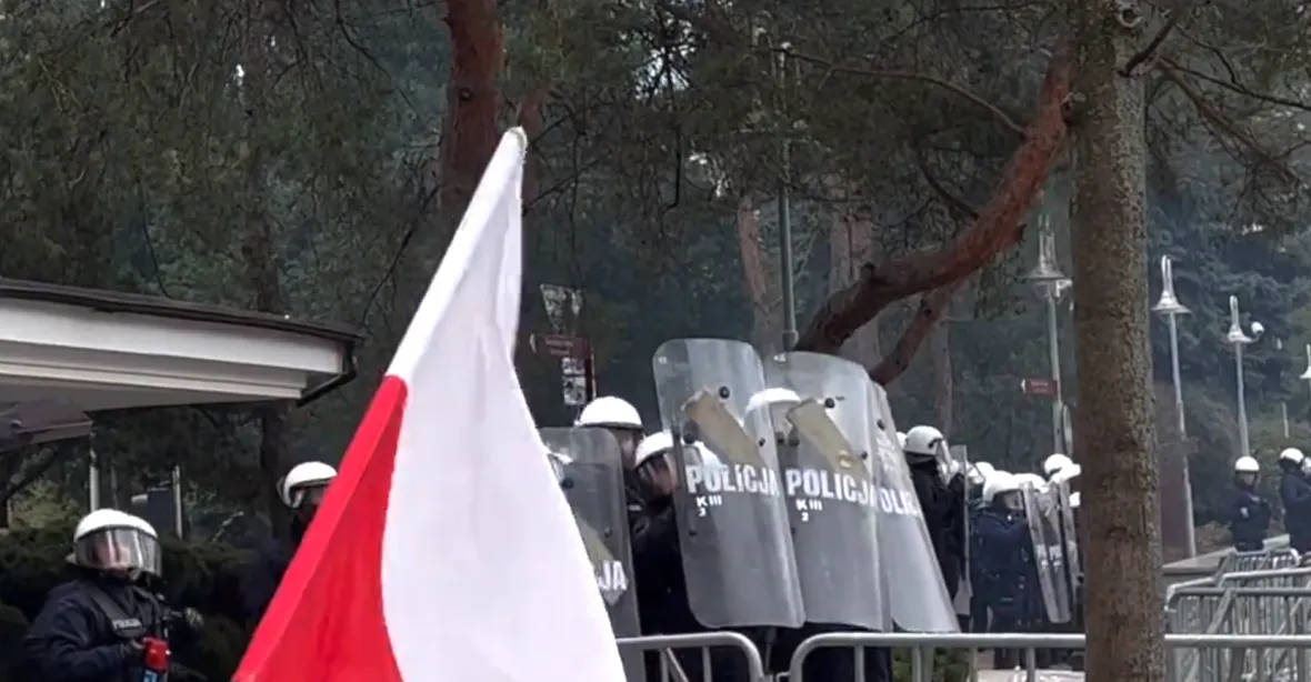 Protesty zemědělců ve Varšavě skončily násilím. Vzduchem létaly kameny, policie nasadila i slzný plyn