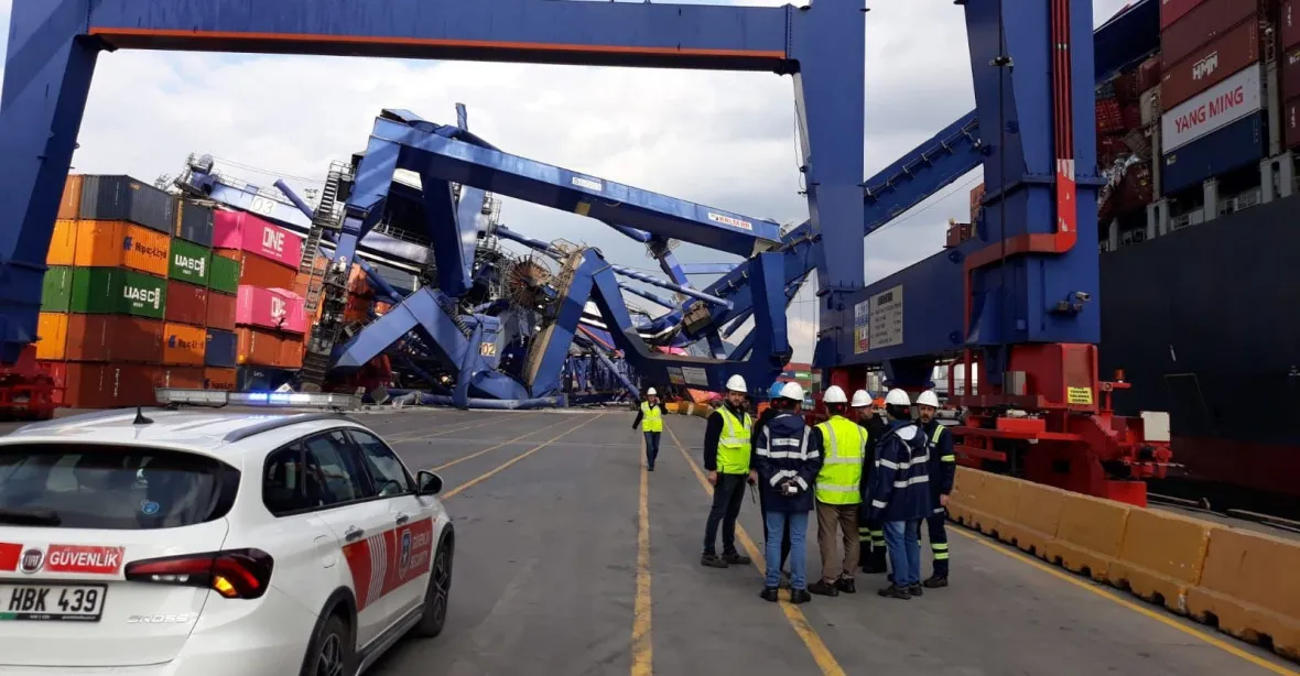 VIDEO: Obří kontejnerová loď pokácela tři jeřáby v tureckém přístavu