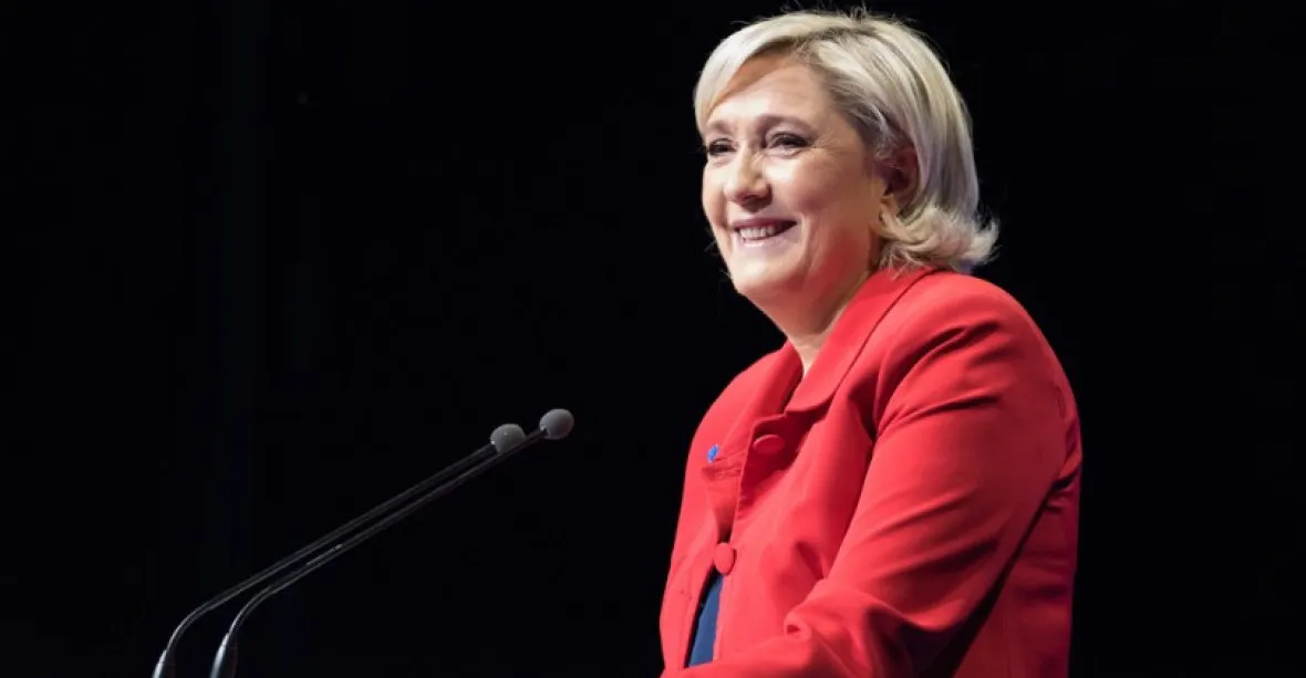 Utajovaný průzkum: Strana Marine Le Penové by mohla získat absolutní většinu v parlamentu