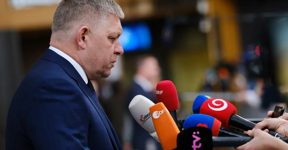 Slovenský parlament bude hlasovat o nevyslání vojáků na Ukrajinu. Češi hrubě zasahují do slovenských věci, řekl Fico
