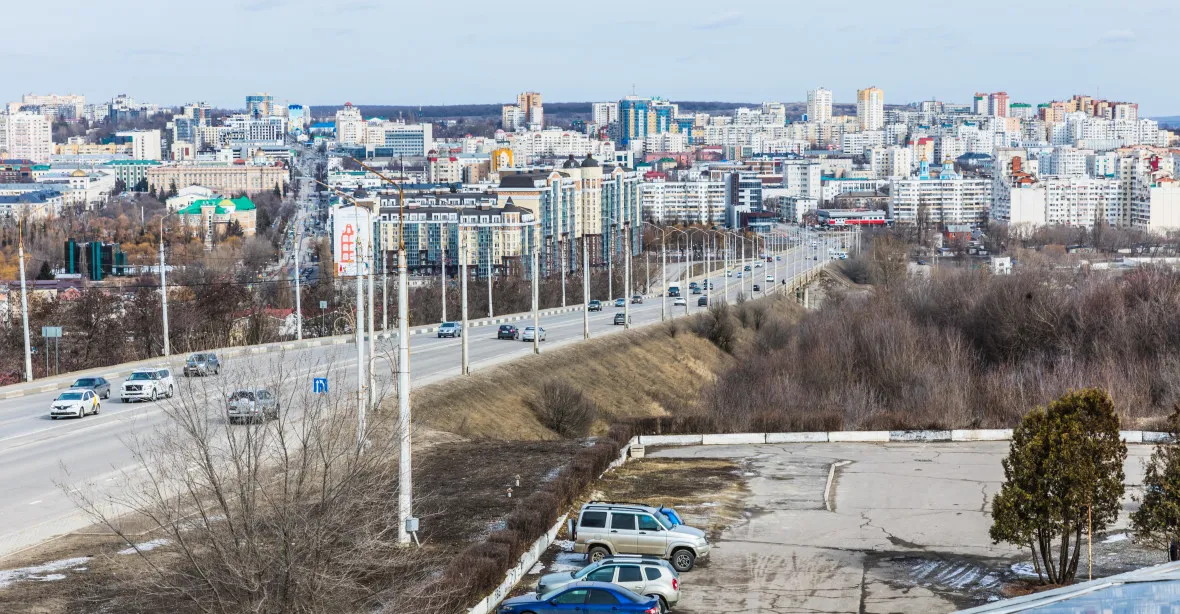 VIDEO: Ukrajinský dron v Bělgorodu zasáhl obytnou čtvrť. Jeden muž zemřel