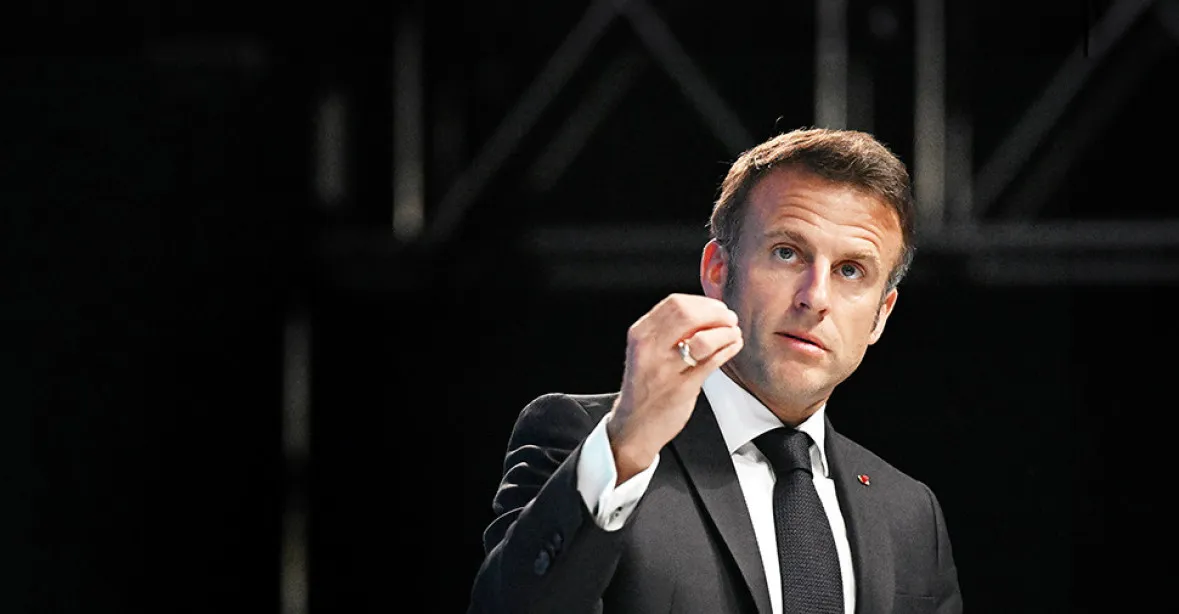 Macron chce válčit na Ukrajině, ale Francie se řítí do velkého finančního průšvihu