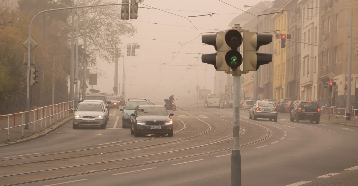 Písek ze Sahary zamořil vzduch v Čechách a části Moravy, panuje smogová situace