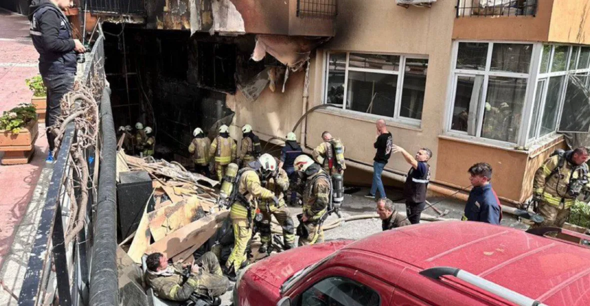 VIDEO: Tragický požár budovy v Istanbulu si vyžádal životy několik desítek lidí