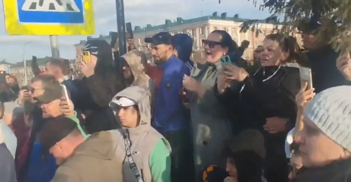 „Pomoz, Putine!“ Obyvatelé Orsku demonstrují kvůli záplavám, policie je rozháněla