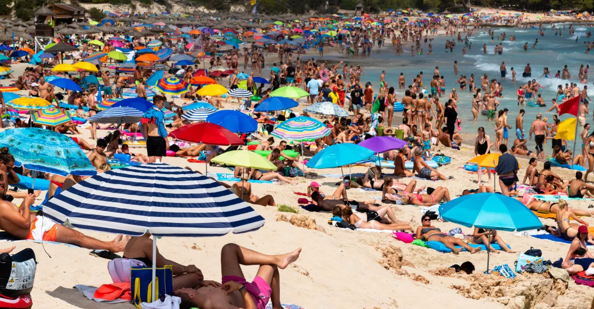 „Tahle země je naše.“ Obyvatelé Kanárských ostrovů i Mallorky se bouří proti masovému turismu
