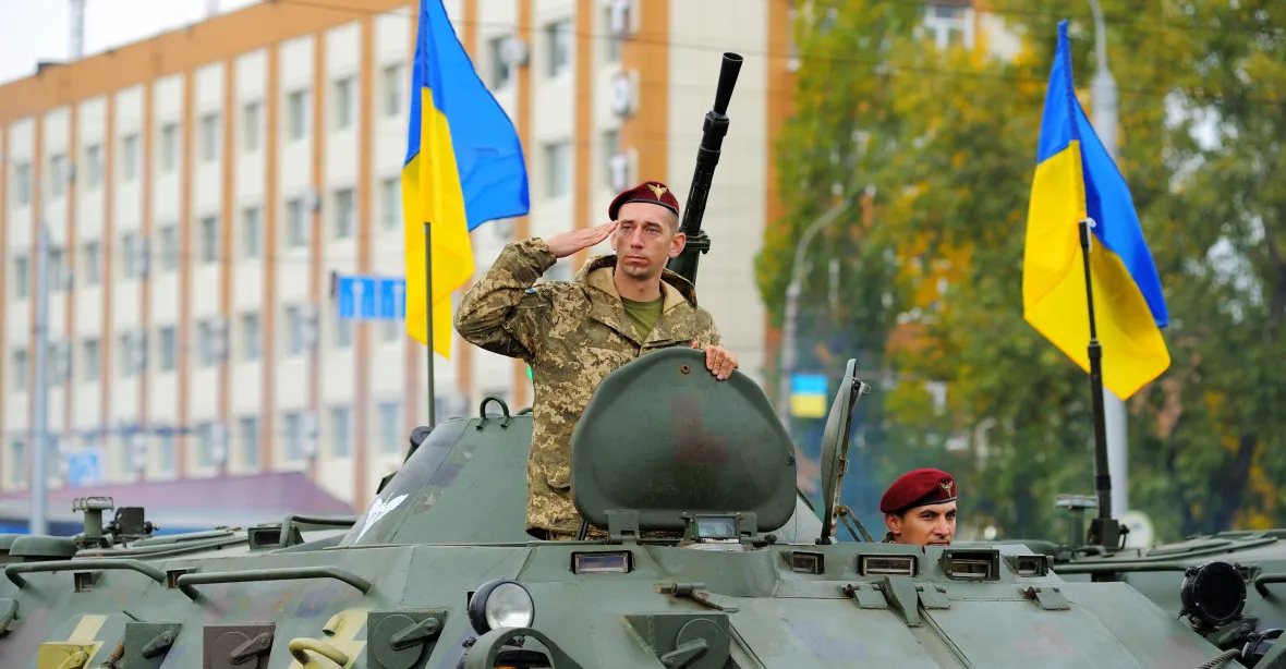 Vyčerpaní ukrajinští vojáci a zoufalé hledání rekrutů. Zničí válka celou generaci?