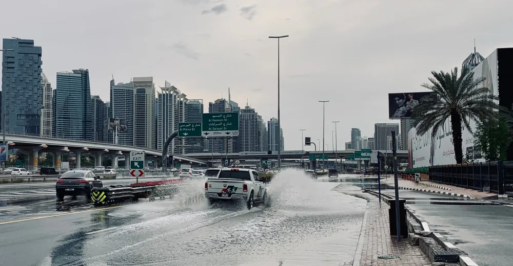 VIDEO: Dubaj, včetně nejrušnějšího letiště světa, ochromily bleskové záplavy