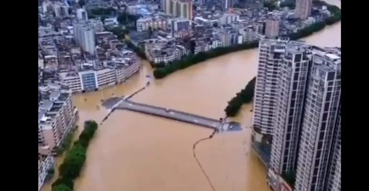 VIDEO: Ulice velkoměst mizí pod vodou. V Číně pršelo od čtvrtku, povodně jsou rekordní