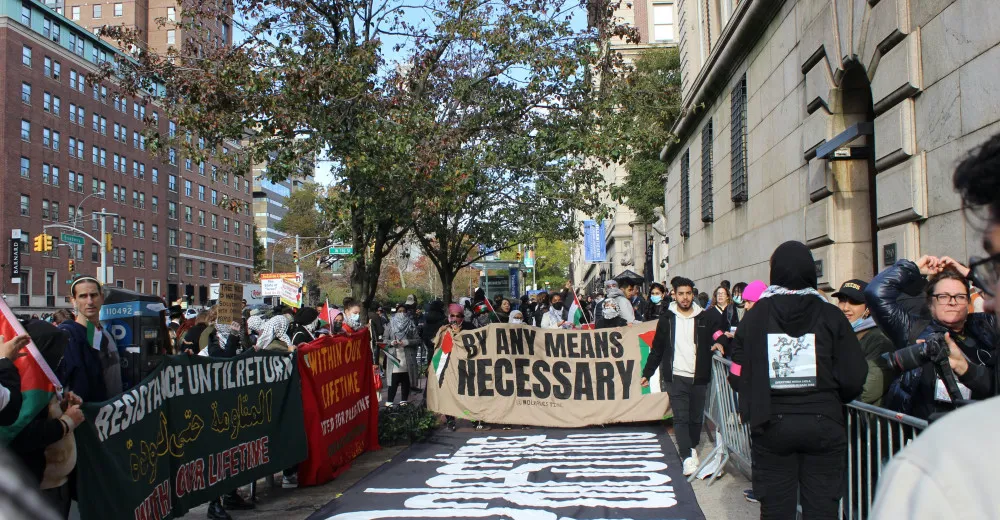 Protesty proti Izraeli se šíří. Na univerzitách v USA vznikají tábořiště, zasahuje policie