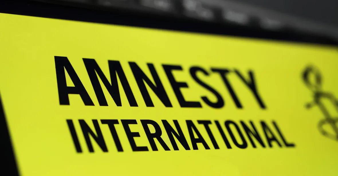 Amnesty International kritizuje Česko. Vadí jí i údajná diskriminace Ukrajinců a zbraně pro Izrael