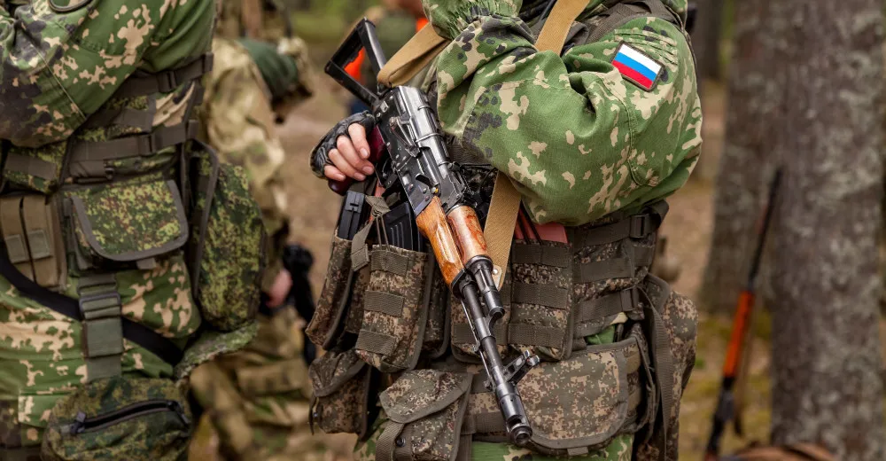 Dva ruští vojáci zavraždili na Ukrajině tři lidi. Mrtvoly spálili a vyhodili do povětří