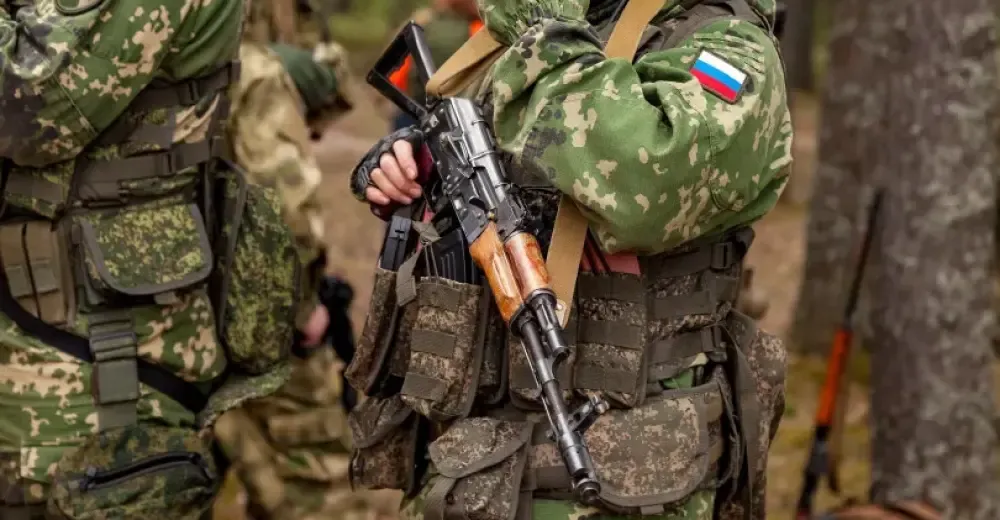 VIDEO: Ukrajinský Bradley útočí na ztracenou vesnici. Rusko hlásí dobytí Novobachmutivky
