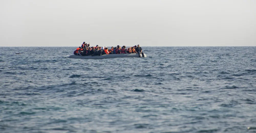 VIDEO: Policista propíchl člun plný migrantů, neskrývali vztek