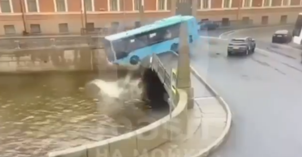 VIDEO: Autobus se v centru Petrohradu zřítil do řeky, zemřeli 3 lidé