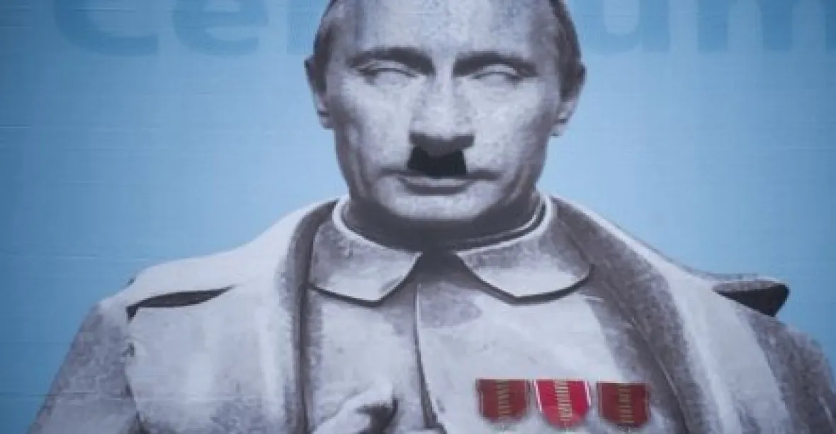 Putin s knírkem a hákovým křížem v Česku vadí