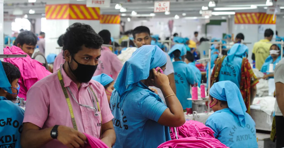 Kdo šije naše oblečení? Textilní dělnice stále omdlévají