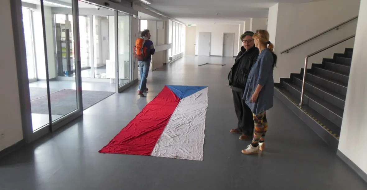 Česká vlajka jako rohožka. Utřete si boty, radí průvodci výstavy