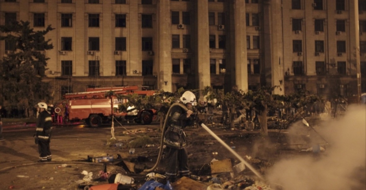 Mezi oběťmi pátečního požáru v Oděse je prý 15 Rusů