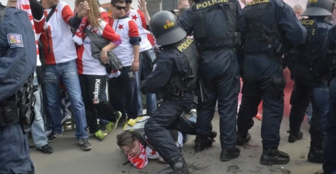 Policejní kontrola: obušky proti fanouškům Slavie byly oprávněné